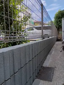 傾いた古くて高い万年塀を安全な低い塀に交換